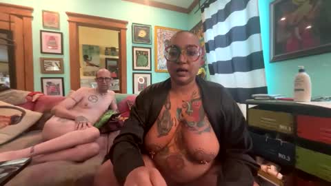 Snapshot of queensquirtntwerk chatting on 03/18/26, 08:45 Queen Hilarity online show from 03/18/26, 08:45