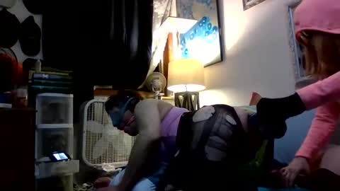 Snapshot of queenssissytoy chatting on 12/15/25, 02:32 queenssissytoy online show from 12/15/25, 02:32