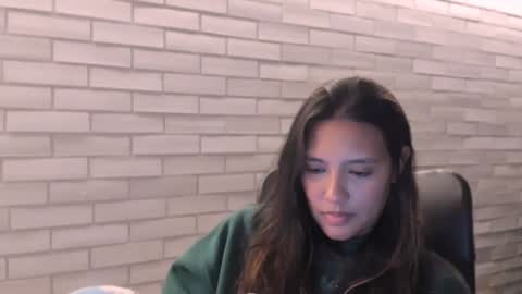 Snapshot of queenv66 chatting on 12/27/24, 06:03 Val - online show from 12/27/24, 06:03