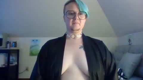 Snapshot of queerlyjaz chatting on 10/02/25, 01:45 queerlyjaz online show from 10/02/25, 01:45