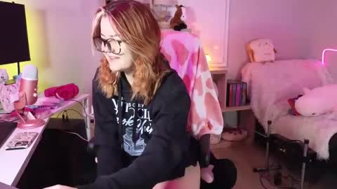 Snapshot of quervoqueen1 chatting on 01/17/25, 02:39 Bri online show from 01/17/25, 02:39