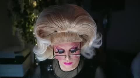 Snapshot of qweenviva chatting on 12/05/25, 06:00 ViVaLuvLicious online show from 12/05/25, 06:00