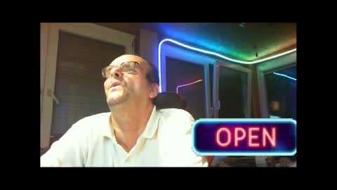 Snapshot of r_2d2_ chatting on 12/18/24, 08:14 dj mike online show from 12/18/24, 08:14