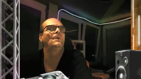 Snapshot of r_2d2_ chatting on 10/13/25, 07:36 dj mike online show from 10/13/25, 07:36