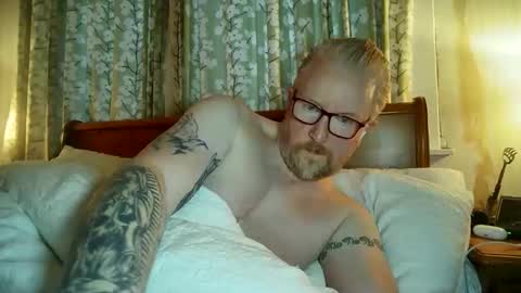 Snapshot of r_o_h_a_n_r_o_o_m chatting on 12/17/25, 10:32 r_o_h_a_n_r_o_o_m online show from 12/17/25, 10:32