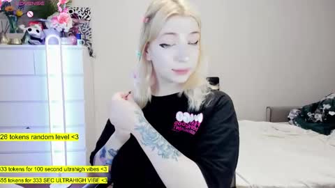 Snapshot of raaaaaaawr chatting on 02/08/26, 04:27 - online show from 02/08/26, 04:27