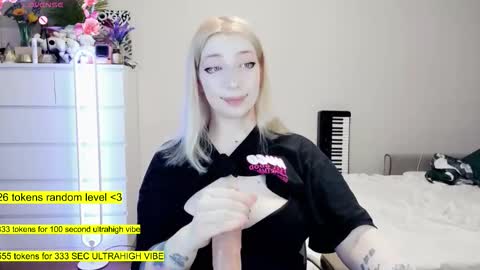 Snapshot of raaaaaaawr chatting on 03/18/26, 05:49 - online show from 03/18/26, 05:49