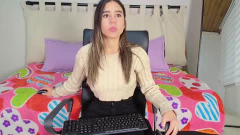 Snapshot of rachell_criss chatting on 02/04/25, 03:33 Rachell online show from 02/04/25, 03:33