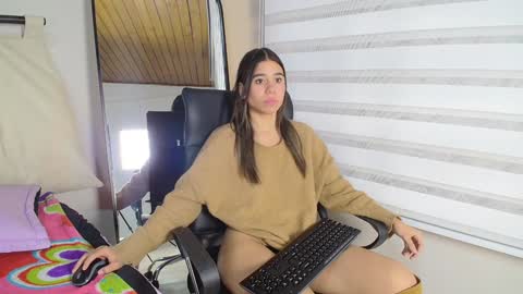 Snapshot of rachell_criss chatting on 02/05/25, 06:35 Rachell online show from 02/05/25, 06:35