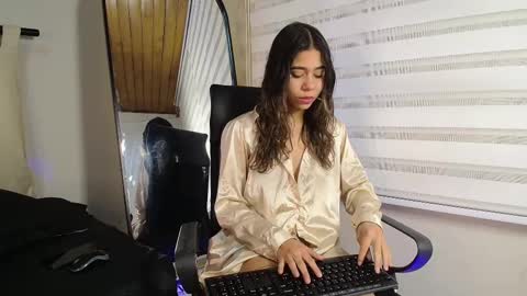Snapshot of rachell_criss chatting on 02/14/25, 03:43 Rachell online show from 02/14/25, 03:43