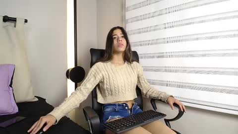 Snapshot of rachell_criss chatting on 02/16/25, 03:47 Rachell online show from 02/16/25, 03:47