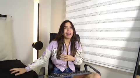 Snapshot of rachell_criss chatting on 02/16/25, 09:59 Rachell online show from 02/16/25, 09:59