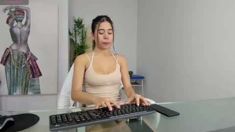 Snapshot of rachell_criss chatting on 02/18/25, 04:04 Rachell online show from 02/18/25, 04:04
