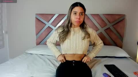 Snapshot of rachell_criss chatting on 10/18/25, 03:42 Rachell online show from 10/18/25, 03:42