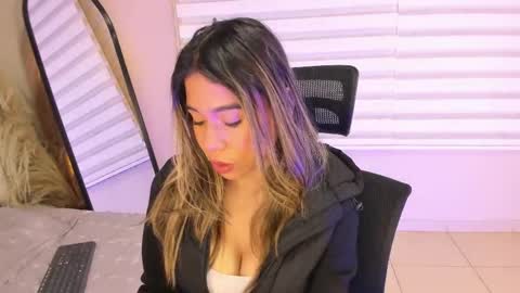 Snapshot of rachell_criss chatting on 11/14/25, 04:22 Rachell online show from 11/14/25, 04:22