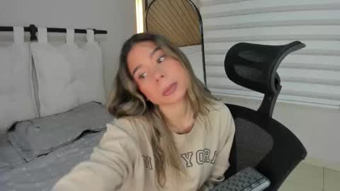 Snapshot of rachell_criss chatting on 11/28/25, 04:15 Rachell online show from 11/28/25, 04:15