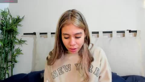 Snapshot of rachell_criss chatting on 04/30/26, 04:19 Rachell online show from 04/30/26, 04:19