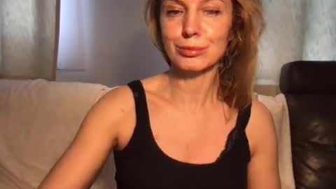 Snapshot of rachelldelicious chatting on 01/08/25, 01:20 Rachel online show from 01/08/25, 01:20