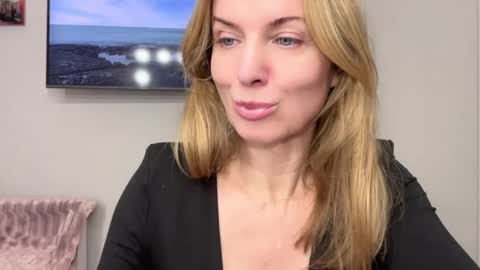 Snapshot of rachelldelicious chatting on 02/04/25, 07:55 Rachel online show from 02/04/25, 07:55