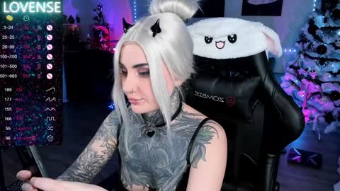 Snapshot of rachelqueen_ chatting on 01/17/25, 05:19  Miko Pleasee help me get 100 likes online show from 01/17/25, 05:19