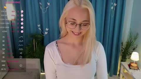 Snapshot of radi_rose chatting on 09/17/25, 09:05 Karina online show from 09/17/25, 09:05