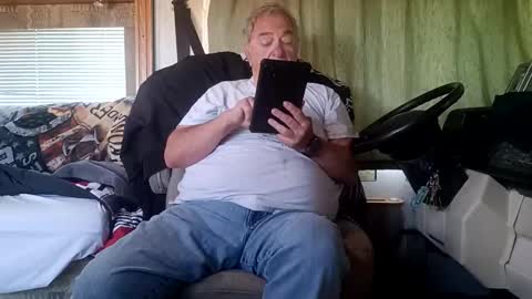 Snapshot of radiomantim chatting on 04/23/26, 03:03 Radioman for fun online show from 04/23/26, 03:03