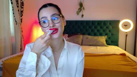 Snapshot of raeeamber_ chatting on 10/04/25, 09:07 sweet peach online show from 10/04/25, 09:07