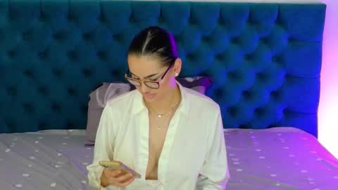 Snapshot of raeeamber_ chatting on 11/13/25, 07:18 sweet peach online show from 11/13/25, 07:18