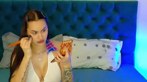 Snapshot of raeeamber_ chatting on 12/21/25, 07:48 sweet peach online show from 12/21/25, 07:48