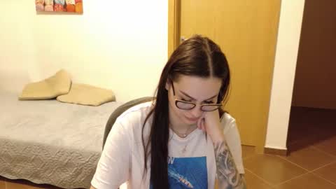 Snapshot of raeeamber_ chatting on 02/01/26, 05:22 sweet peach online show from 02/01/26, 05:22