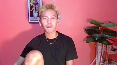 Snapshot of ralfhuge24 chatting on 10/24/25, 01:40 ralfhuge24 online show from 10/24/25, 01:40