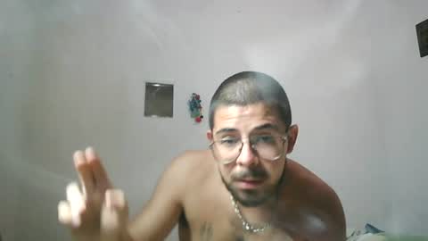 Snapshot of ralphillips25 chatting on 06/12/26, 05:01 ralphillips25 online show from 06/12/26, 05:01