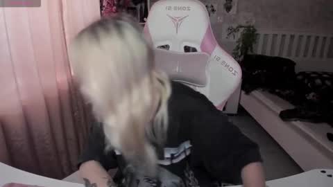 Snapshot of rapunzel_cute chatting on 11/04/25, 01:21 Rapunzel online show from 11/04/25, 01:21