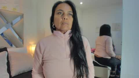 Raquel Moore  online show from 12/03/25, 11:30