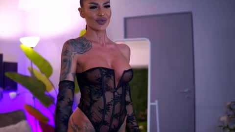 Raquelle online show from 11/23/25, 04:45