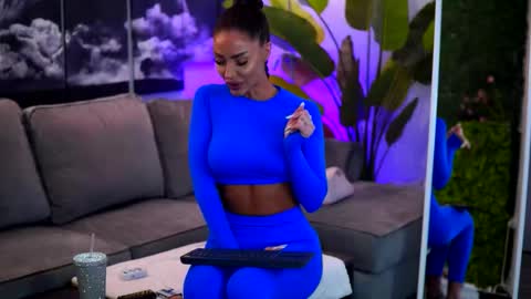 Snapshot of raquellevon chatting on 02/06/26, 10:29 Raquelle online show from 02/06/26, 10:29