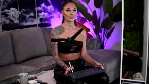 Snapshot of raquellevon chatting on 03/09/26, 10:41 Raquelle online show from 03/09/26, 10:41