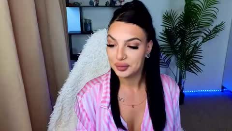 raven_inkk online show from 12/16/25, 11:04