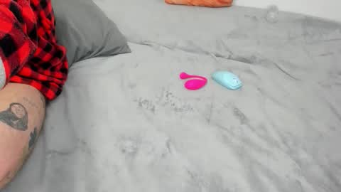 Snapshot of raveneusbiter chatting on 12/21/25, 01:13 Raveneusbiter online show from 12/21/25, 01:13