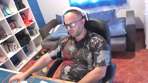 Snapshot of ravingr3d3 chatting on 05/27/26, 08:33 ravingr3d3 online show from 05/27/26, 08:33