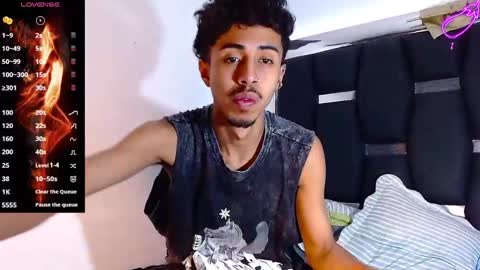 Snapshot of raydevil_ chatting on 01/08/25, 05:37 Rayn online show from 01/08/25, 05:37