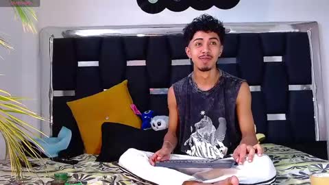 Snapshot of raydevil_ chatting on 01/31/25, 03:44 Rayn online show from 01/31/25, 03:44