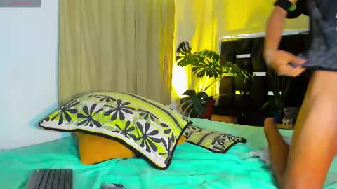 Snapshot of raydevil_ chatting on 02/21/25, 08:05 Rayn online show from 02/21/25, 08:05