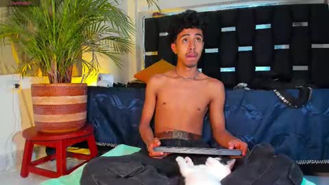 Snapshot of raydevil_ chatting on 03/08/25, 09:06 Rayn online show from 03/08/25, 09:06