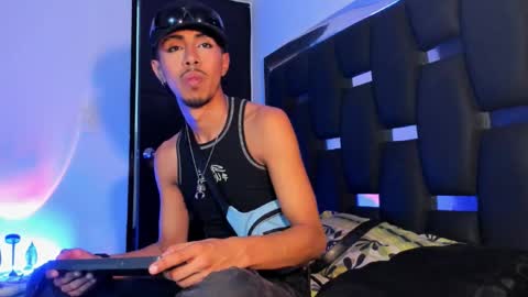 Snapshot of raydevil_ chatting on 09/30/25, 06:07 Rayn online show from 09/30/25, 06:07