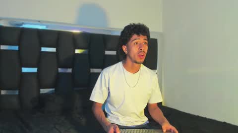 Snapshot of raydevil_ chatting on 01/18/26, 10:02 Rayn online show from 01/18/26, 10:02