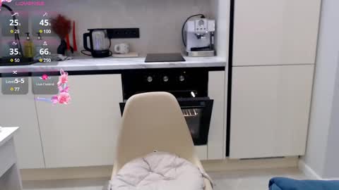 Snapshot of re_jeena chatting on 12/04/24, 01:20 Hayley online show from 12/04/24, 01:20