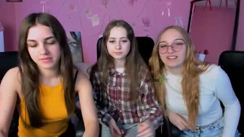 Snapshot of rebecca_smile_ chatting on 04/16/26, 12:06 rebecca_smile_ online show from 04/16/26, 12:06