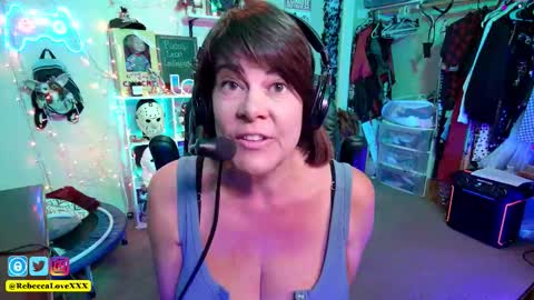Snapshot of rebeccalovexxx chatting on 10/20/25, 10:43 Rebecca Love online show from 10/20/25, 10:43