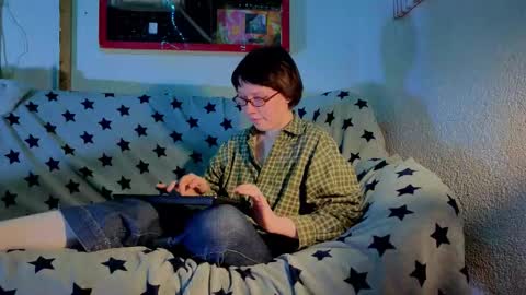 Lara online show from 10/18/25, 05:57